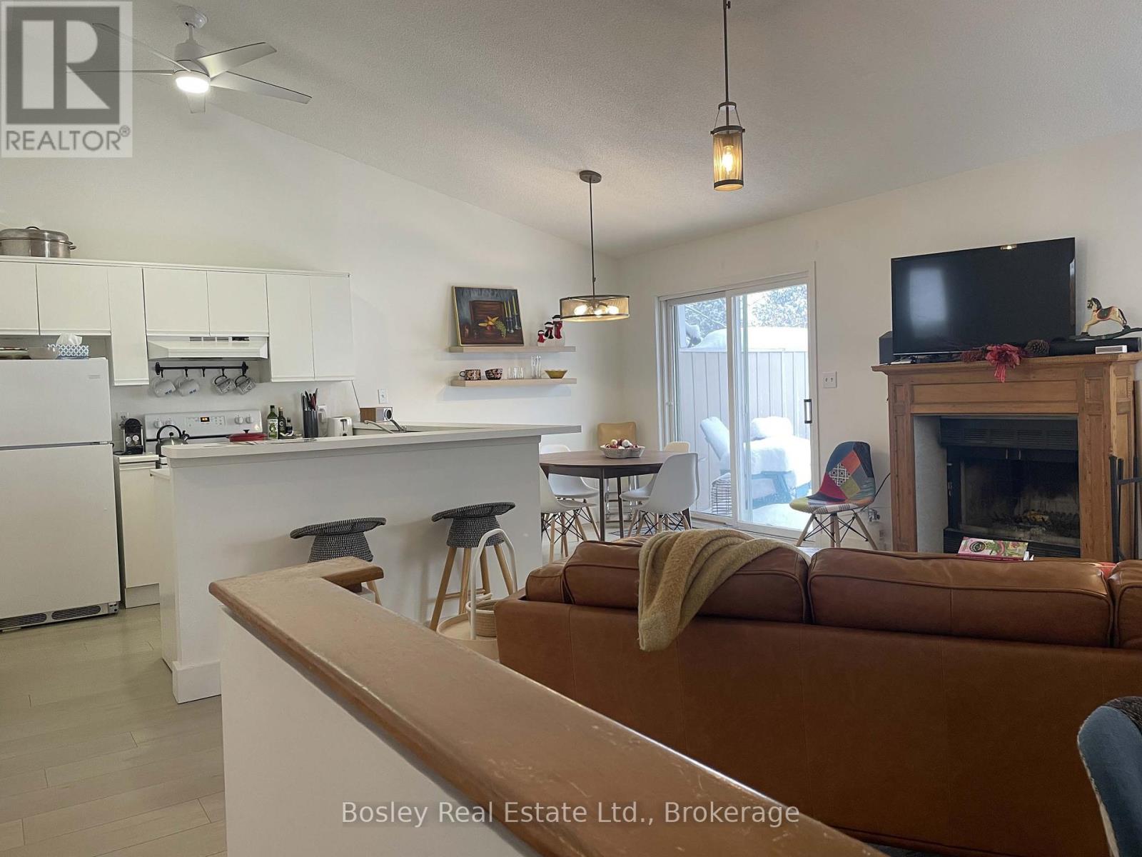 17 - 58 Alice Street, Blue Mountains, Ontario  N0H 2P0 - Photo 2 - X12449828
