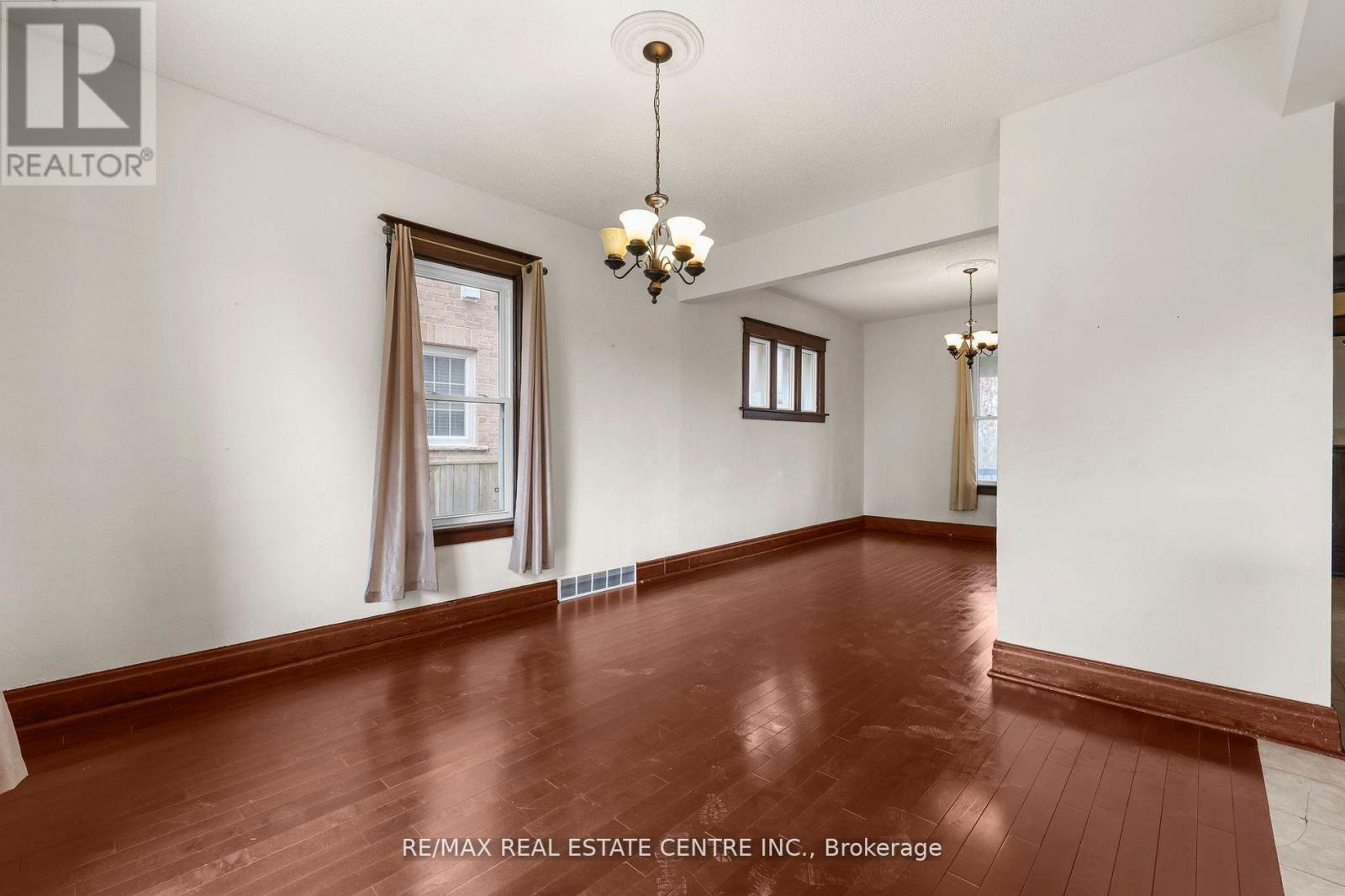 323 Queenston Road, Niagara-On-The-Lake, Ontario  L0S 1J0 - Photo 11 - X12449600