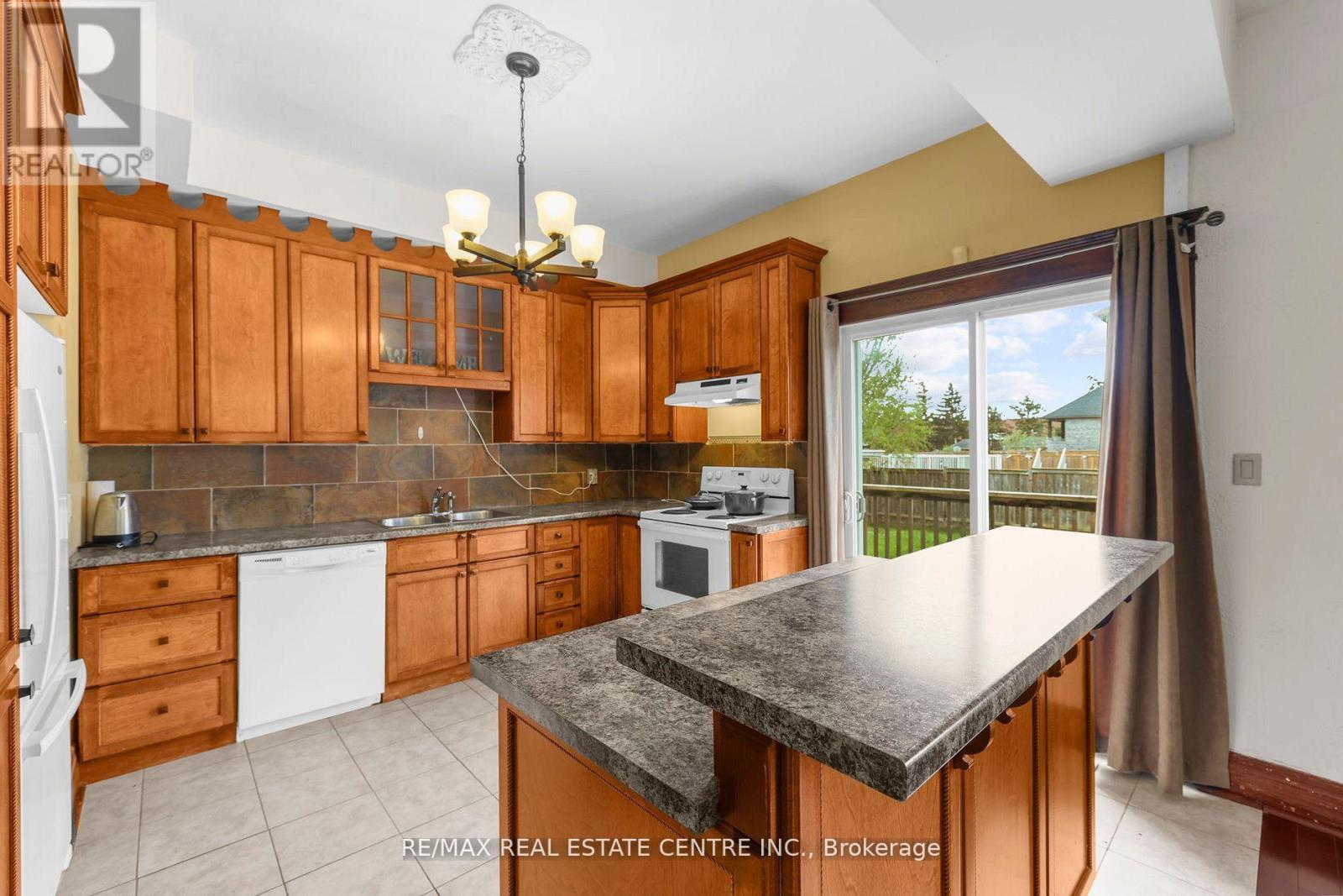 323 Queenston Road, Niagara-On-The-Lake, Ontario  L0S 1J0 - Photo 13 - X12449600