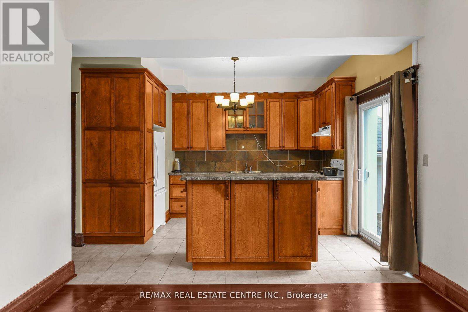 323 Queenston Road, Niagara-On-The-Lake, Ontario  L0S 1J0 - Photo 14 - X12449600