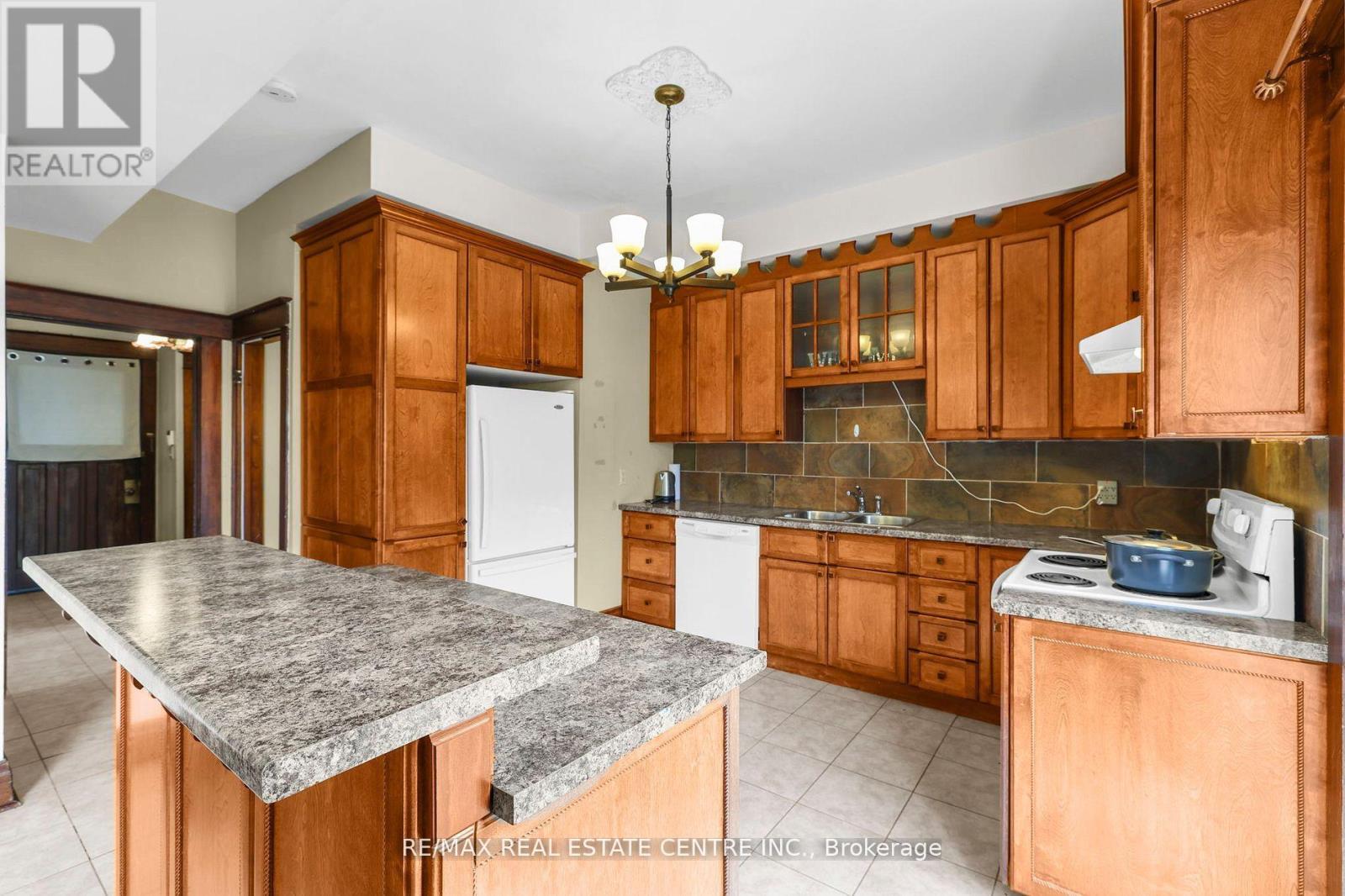323 Queenston Road, Niagara-On-The-Lake, Ontario  L0S 1J0 - Photo 15 - X12449600