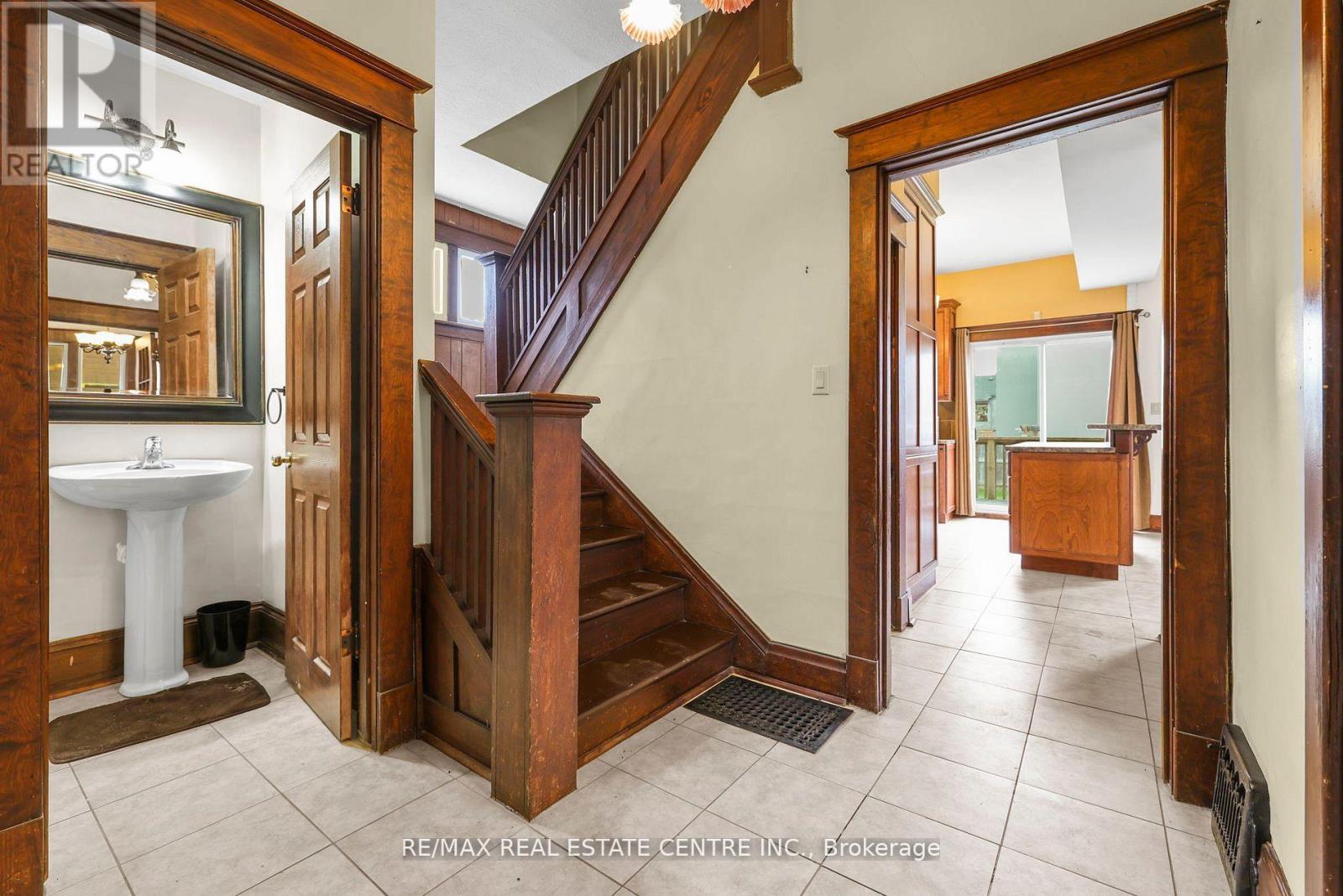 323 Queenston Road, Niagara-On-The-Lake, Ontario  L0S 1J0 - Photo 18 - X12449600