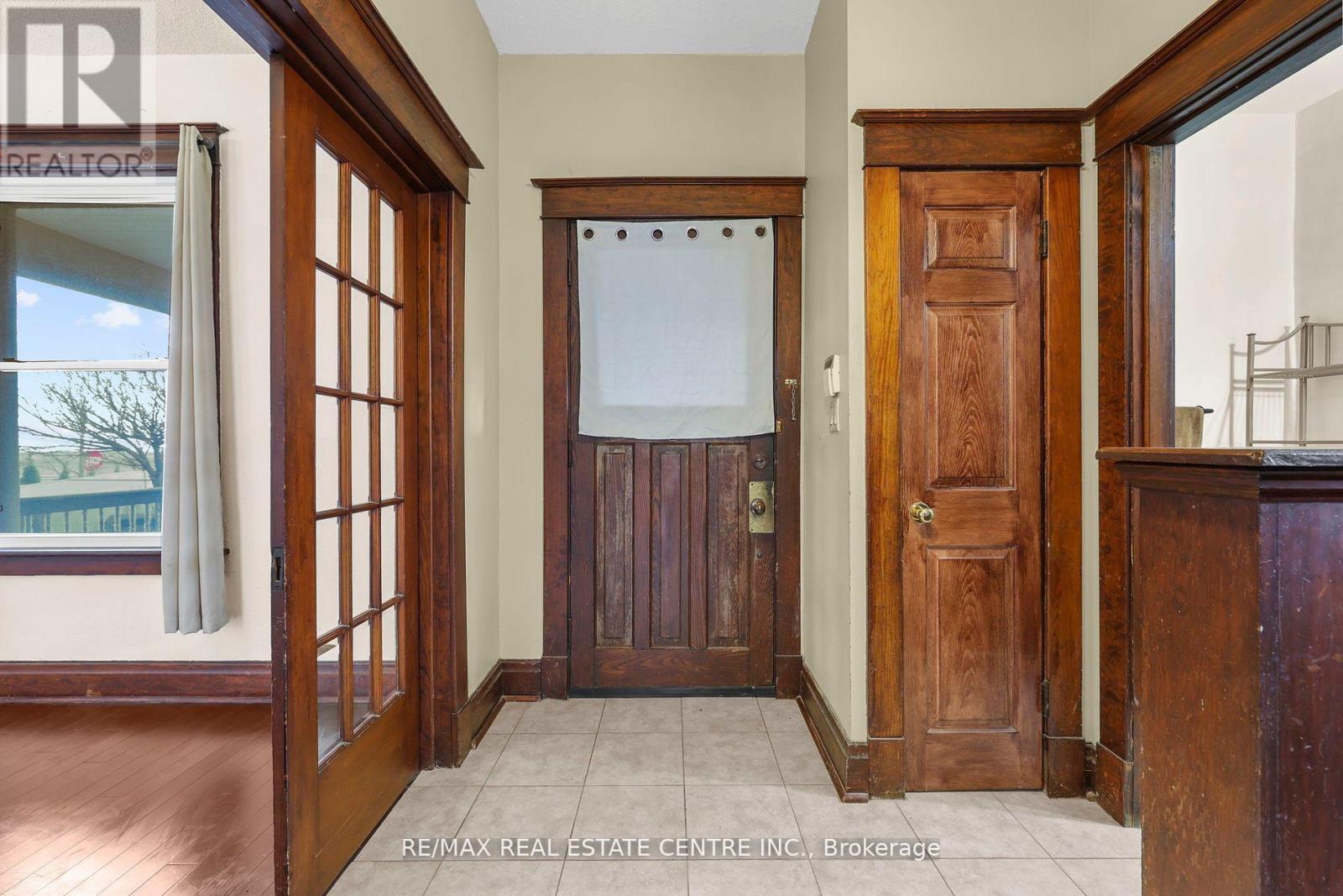323 Queenston Road, Niagara-On-The-Lake, Ontario  L0S 1J0 - Photo 6 - X12449600
