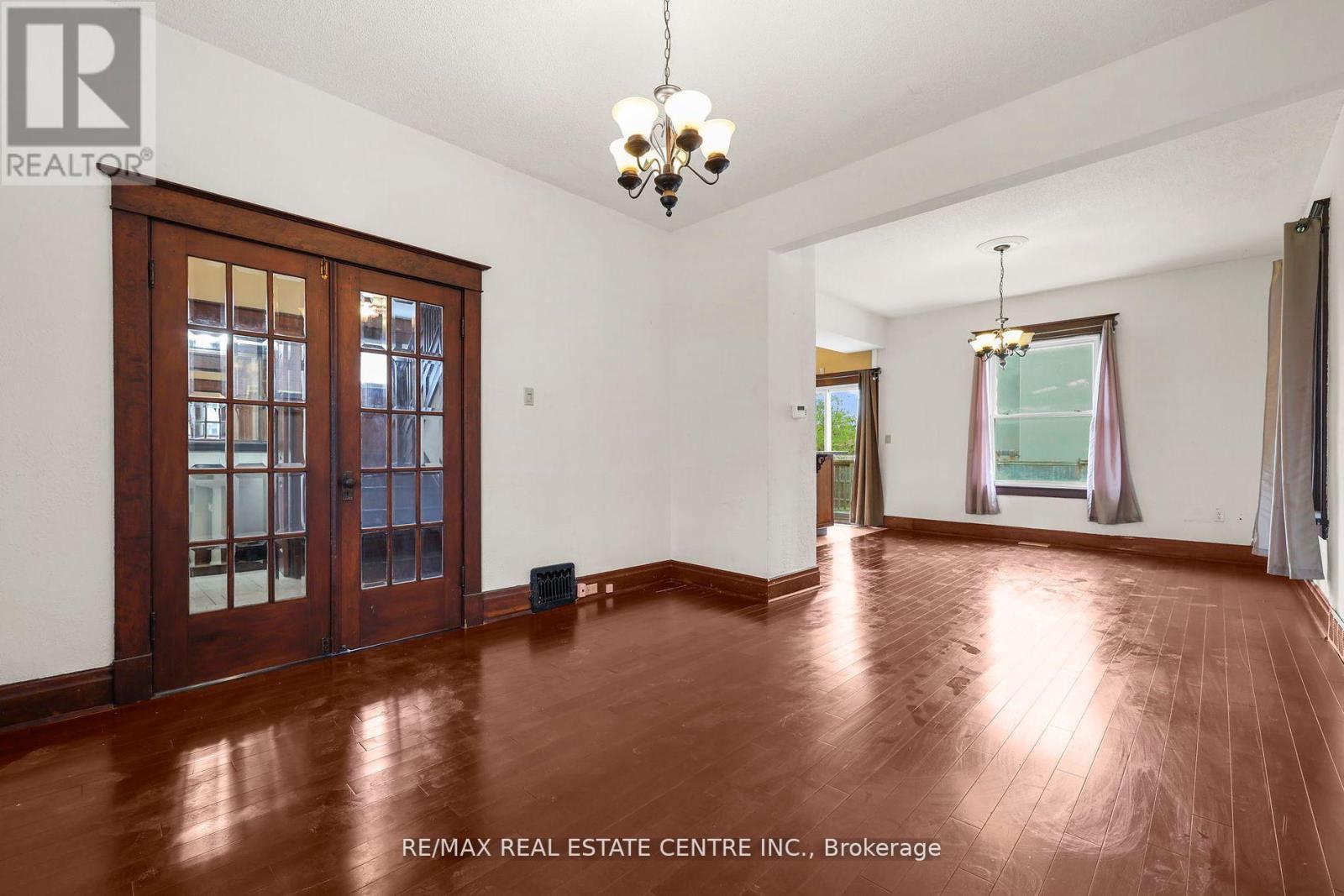 323 Queenston Road, Niagara-On-The-Lake, Ontario  L0S 1J0 - Photo 8 - X12449600