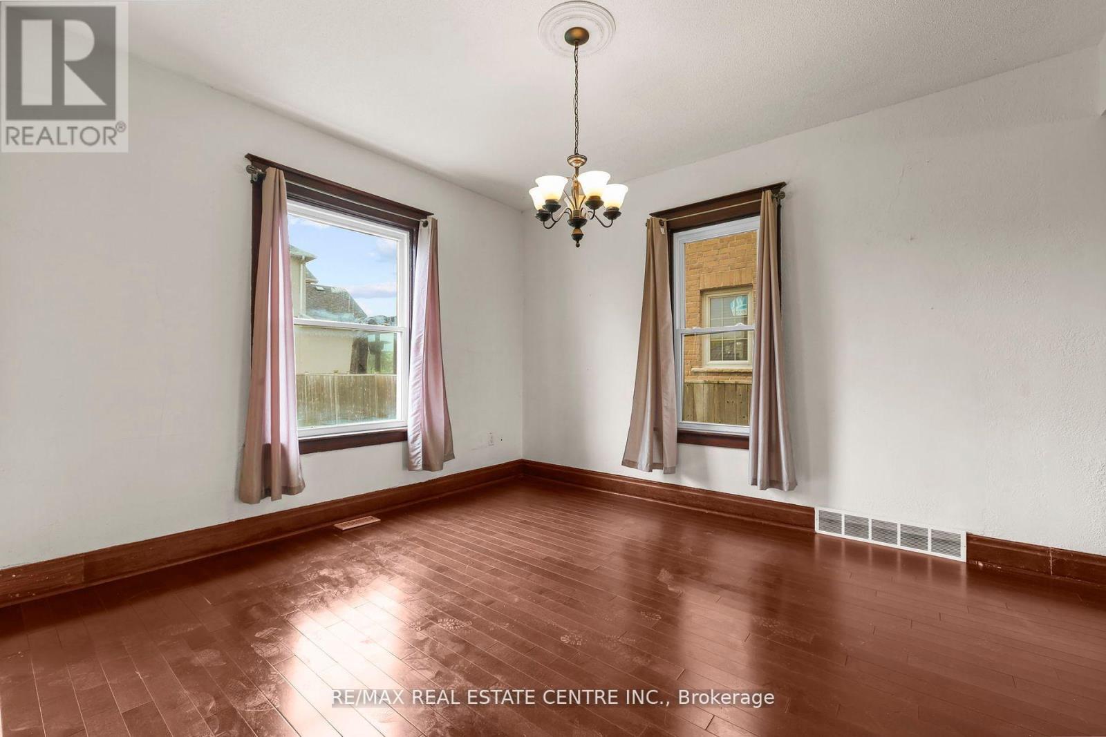 323 Queenston Road, Niagara-On-The-Lake, Ontario  L0S 1J0 - Photo 9 - X12449600