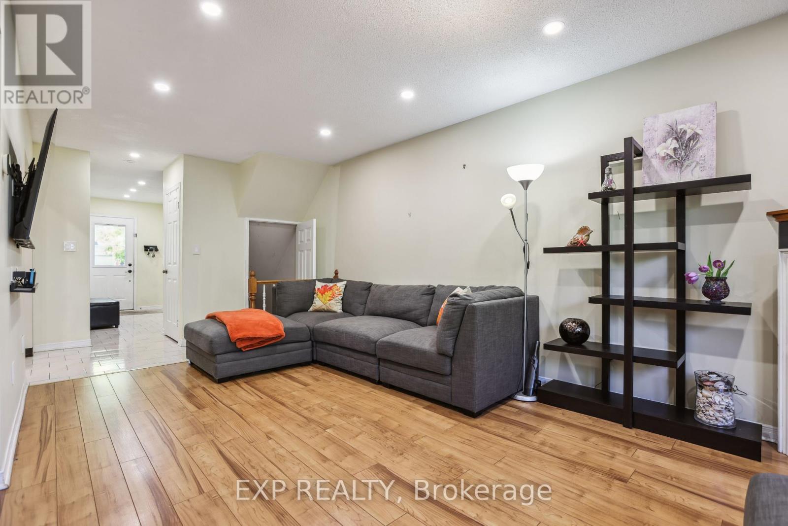 49 - 2 Royalwood Court, Hamilton, Ontario  L8E 4Z1 - Photo 4 - X12449630