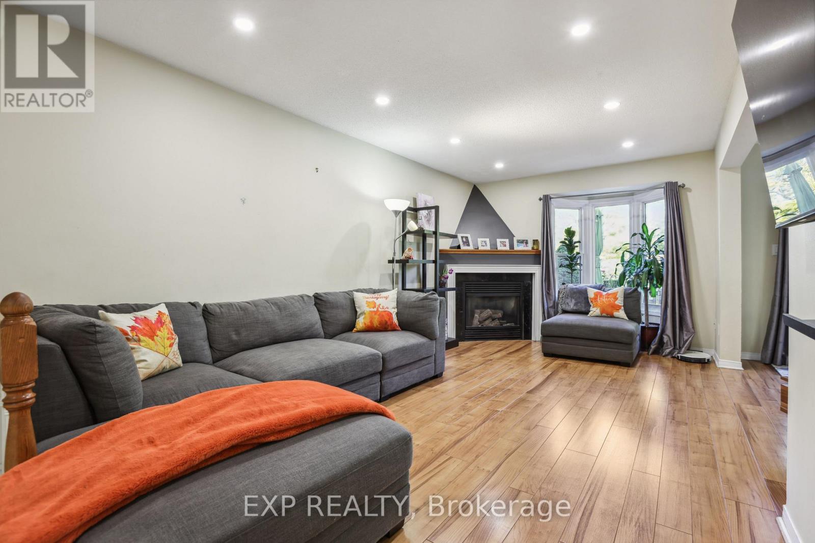 49 - 2 Royalwood Court, Hamilton, Ontario  L8E 4Z1 - Photo 5 - X12449630