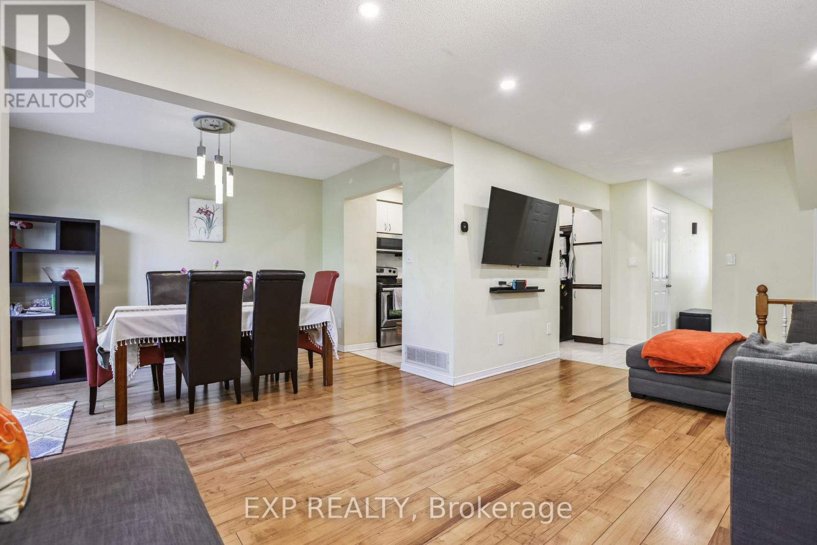 49 - 2 Royalwood Court, Hamilton, Ontario  L8E 4Z1 - Photo 6 - X12449630
