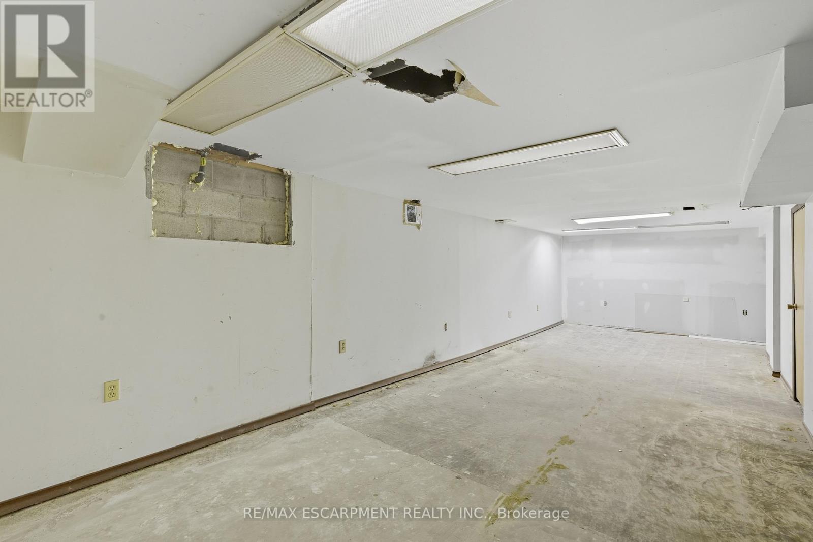 1036 Upper Wentworth Street, Hamilton, Ontario  L9A 4V9 - Photo 23 - X12449654