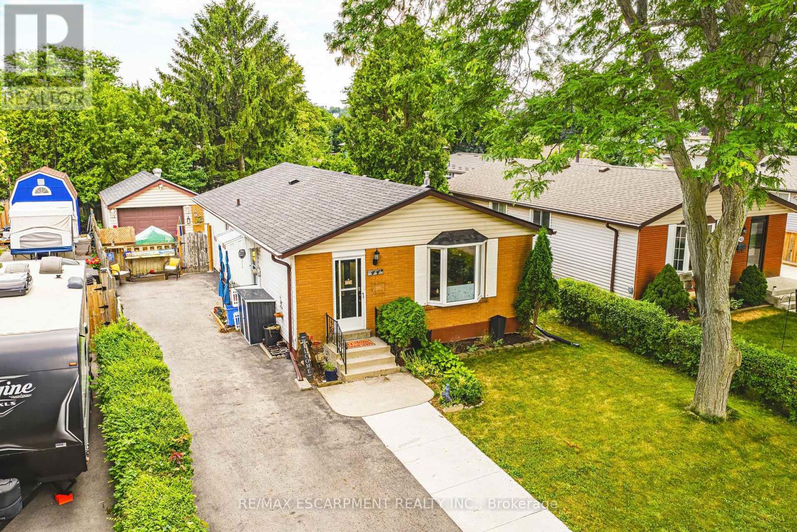 44 BILLINGTON CRESCENT, Hamilton, Ontario