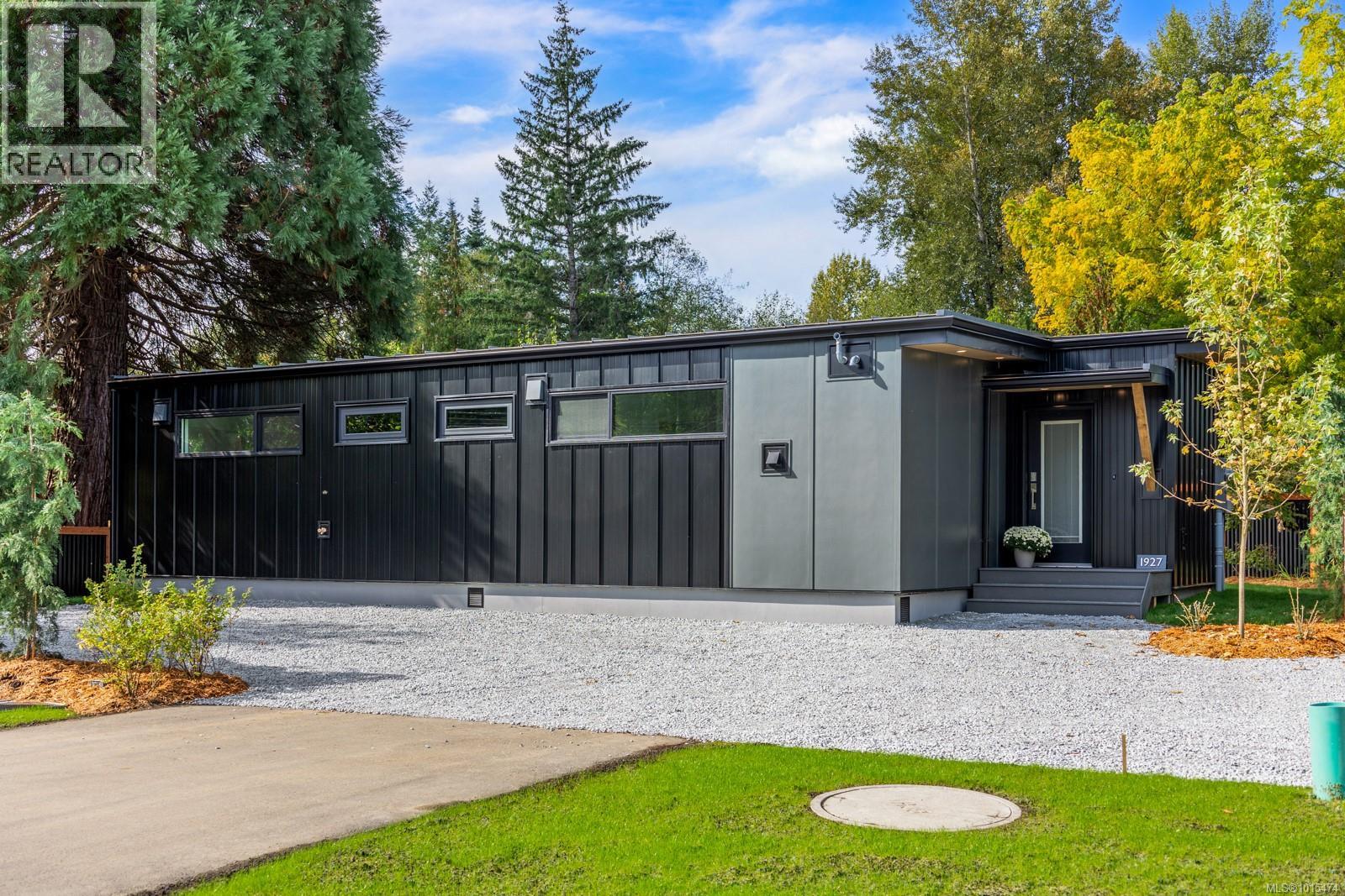 1927 Cumberland Rd, Courtenay, British Columbia