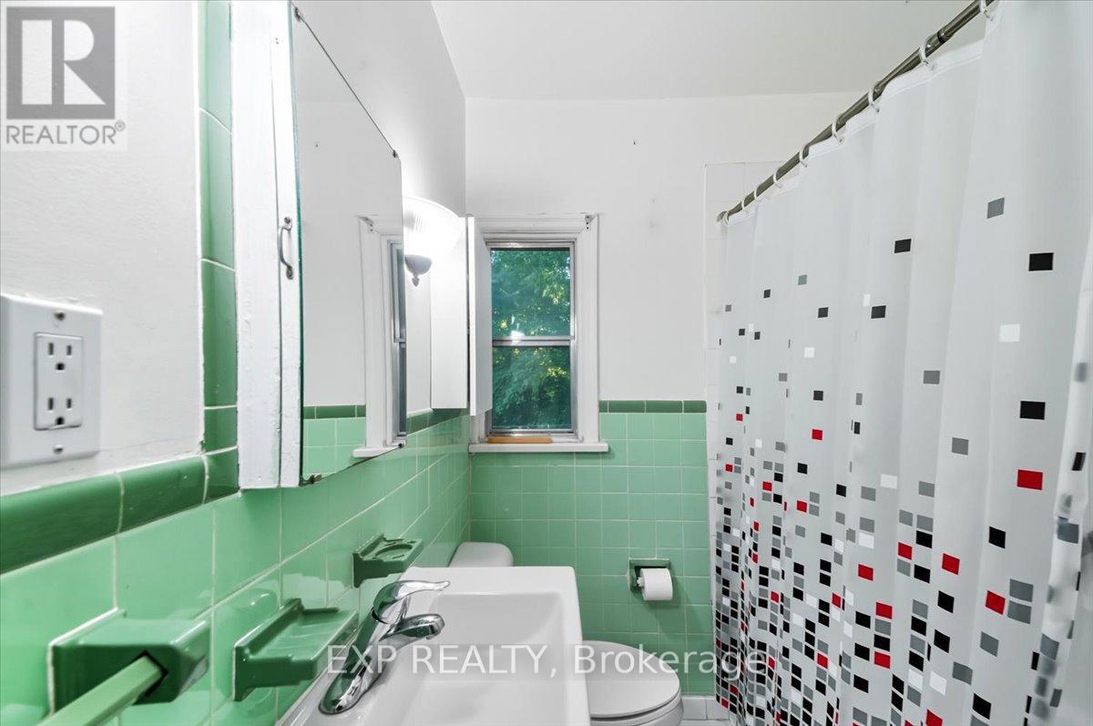 16 King Georges Drive W, Toronto, Ontario  M6M 2G9 - Photo 18 - W12446557