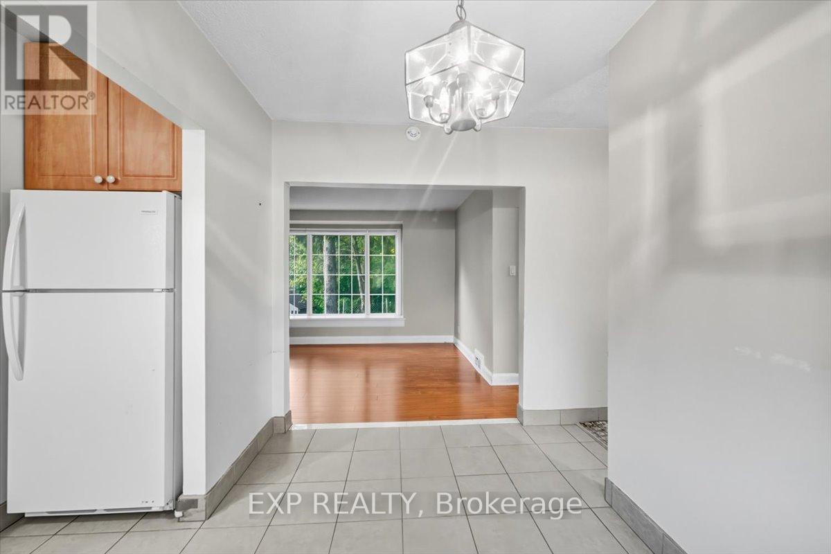 16 King Georges Drive W, Toronto, Ontario  M6M 2G9 - Photo 12 - W12446557