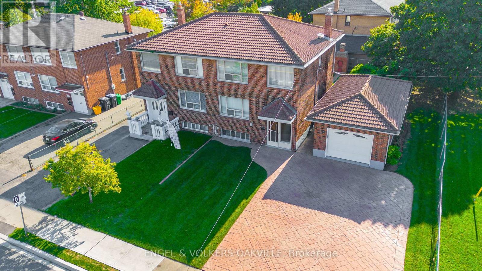 183 Vodden Street E, Brampton, Ontario  L6V 1M9 - Photo 5 - W12449290