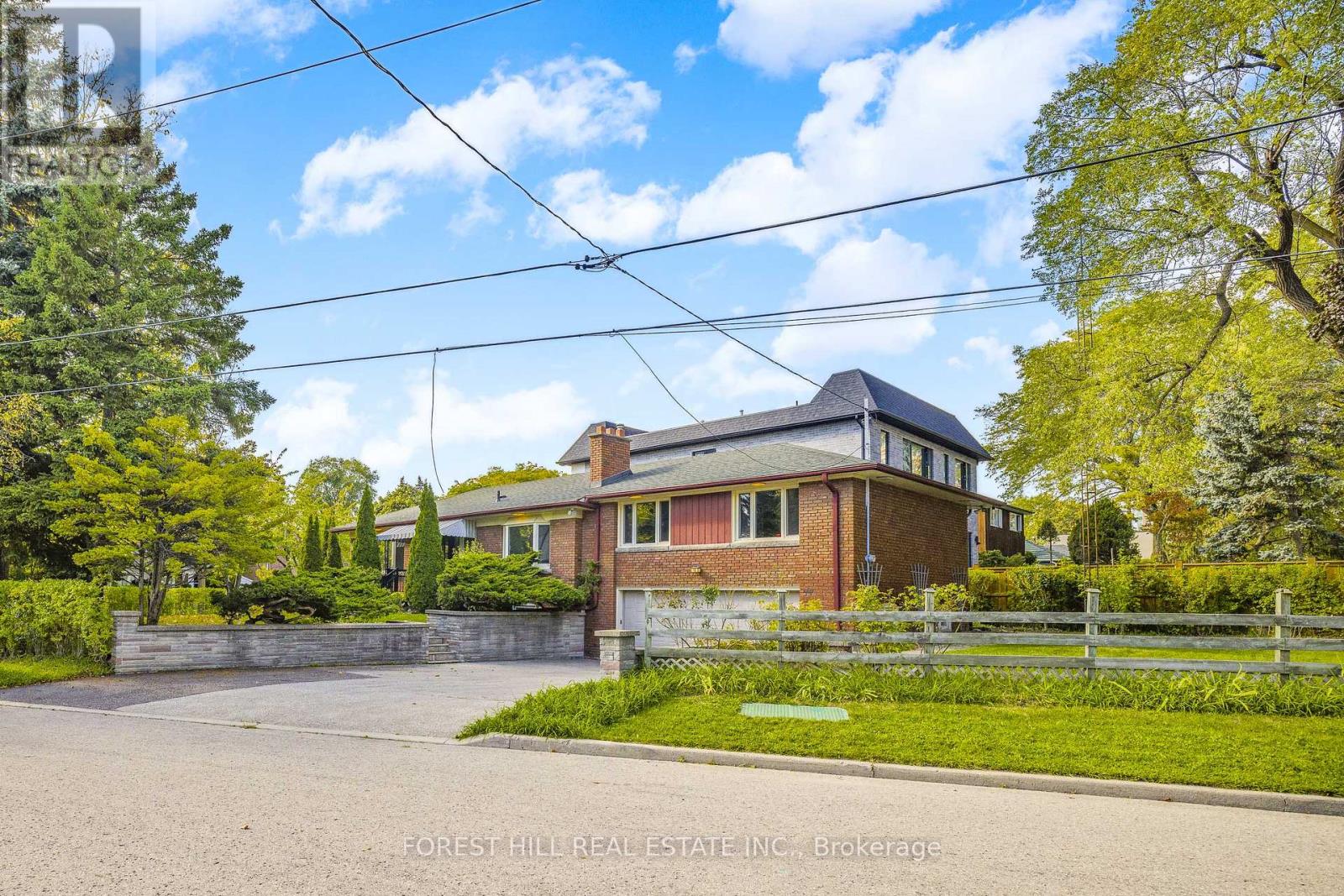18 IRVINGTON CRESCENT, Toronto, Ontario