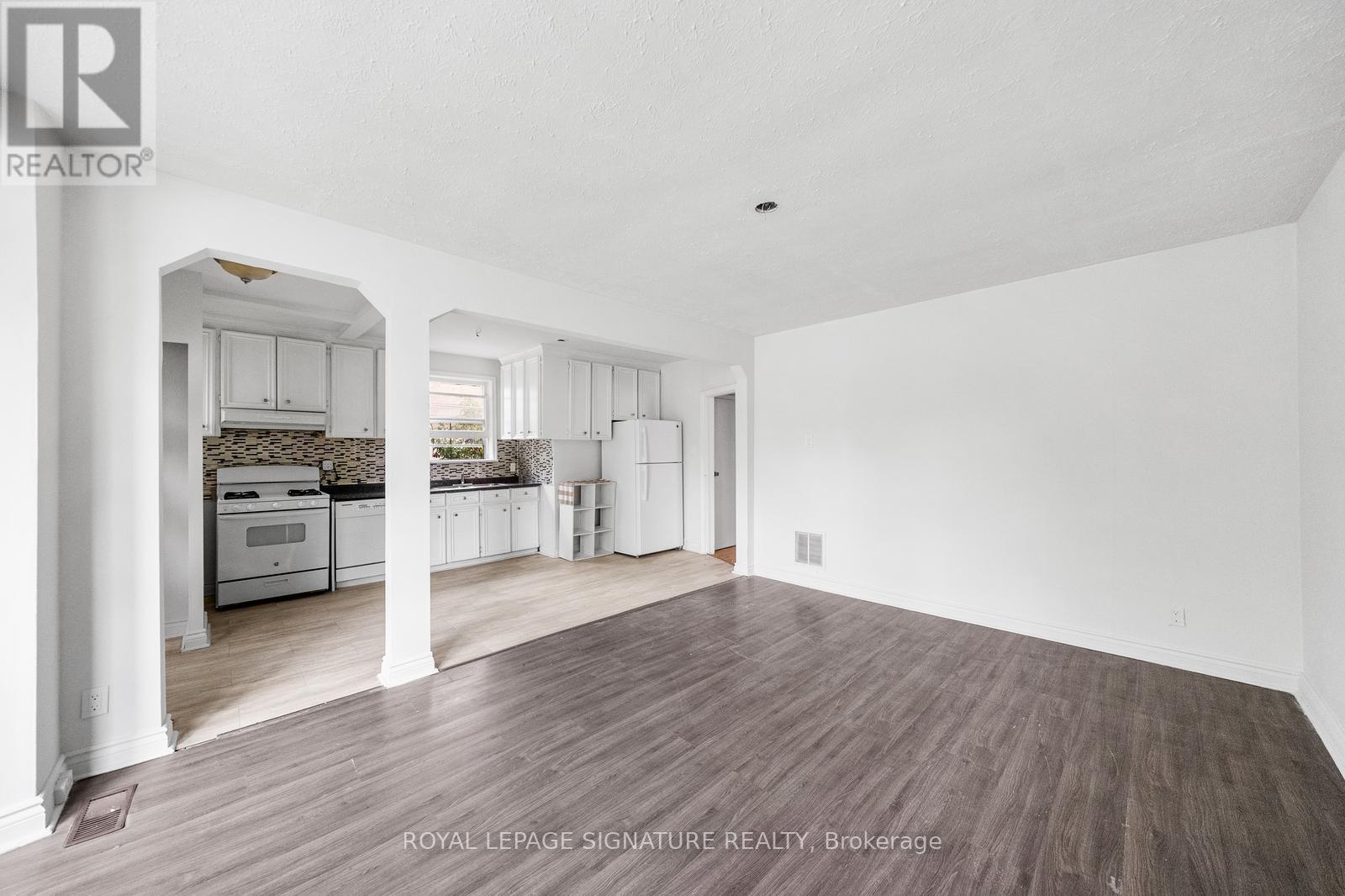 17 Pleasant Avenue, Toronto, Ontario  M2M 1L8 - Photo 4 - C12449838