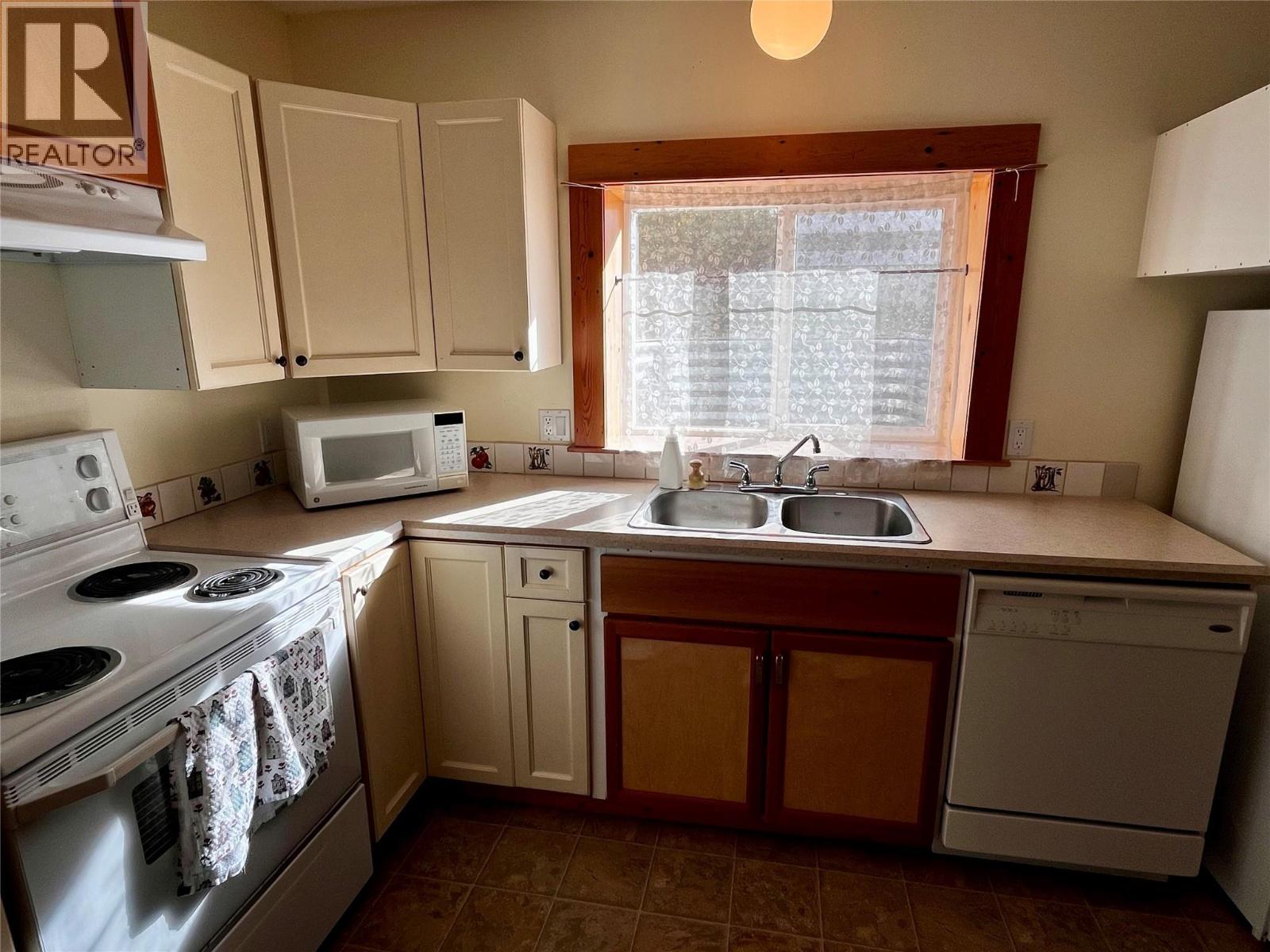 305 1st  Nw Avenue, Nakusp, British Columbia  V0G 1R0 - Photo 53 - 10365165