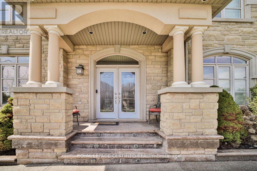 1335 Arrowhead Road, Oakville, Ontario  L6H 0B2 - Photo 11 - W12412257