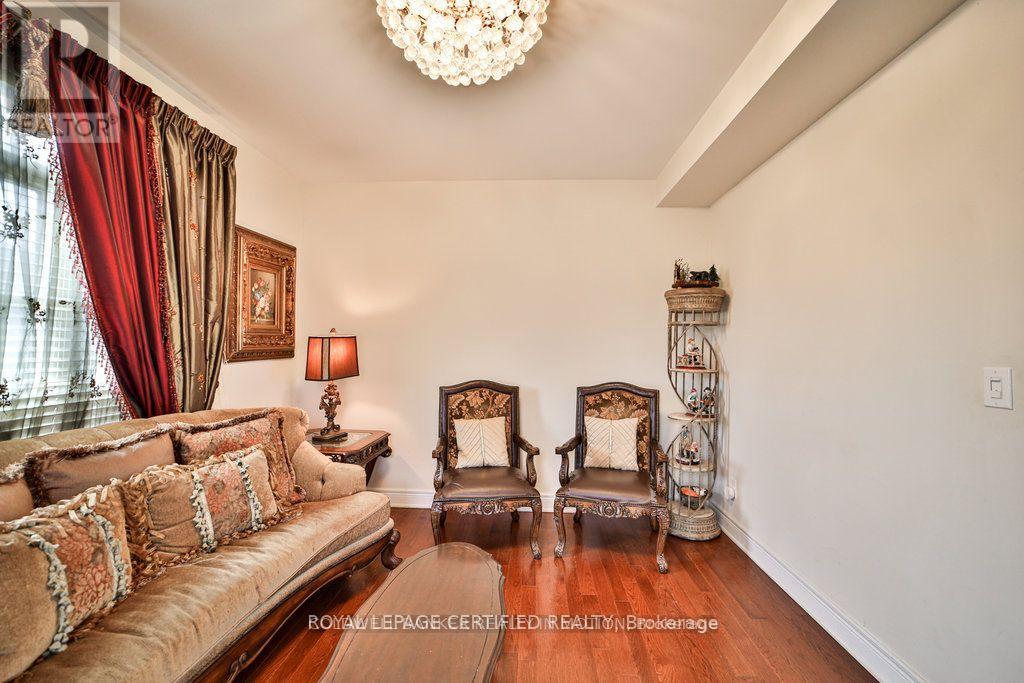 1335 Arrowhead Road, Oakville, Ontario  L6H 0B2 - Photo 19 - W12412257
