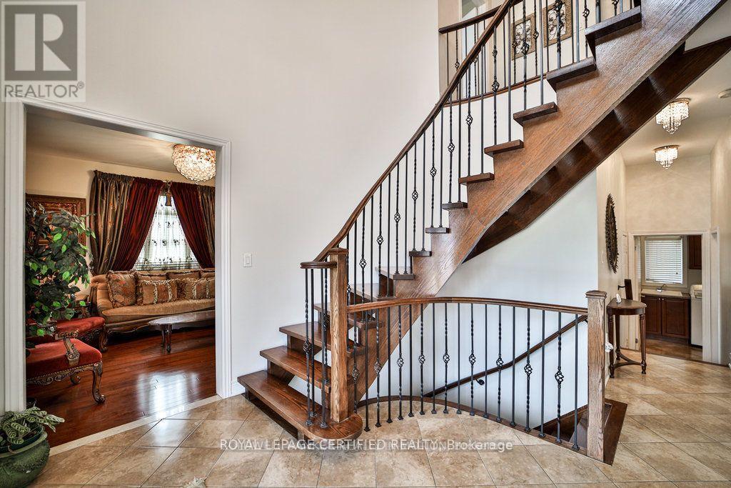 1335 Arrowhead Road, Oakville, Ontario  L6H 0B2 - Photo 20 - W12412257