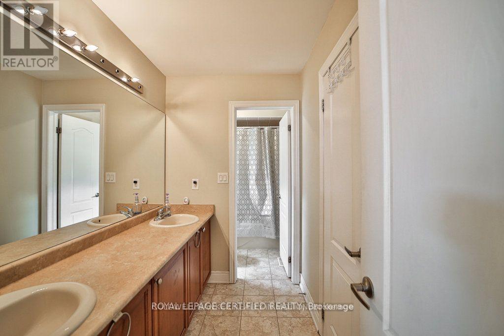 1335 Arrowhead Road, Oakville, Ontario  L6H 0B2 - Photo 37 - W12412257