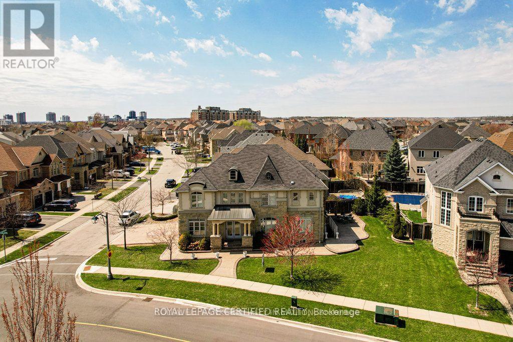 1335 Arrowhead Road, Oakville, Ontario  L6H 0B2 - Photo 6 - W12412257