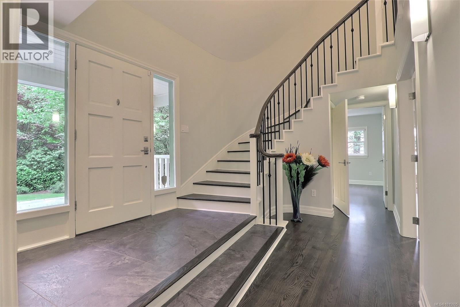 3977 Lexington Ave, Saanich, British Columbia  V8N 3Z5 - Photo 4 - 1015925