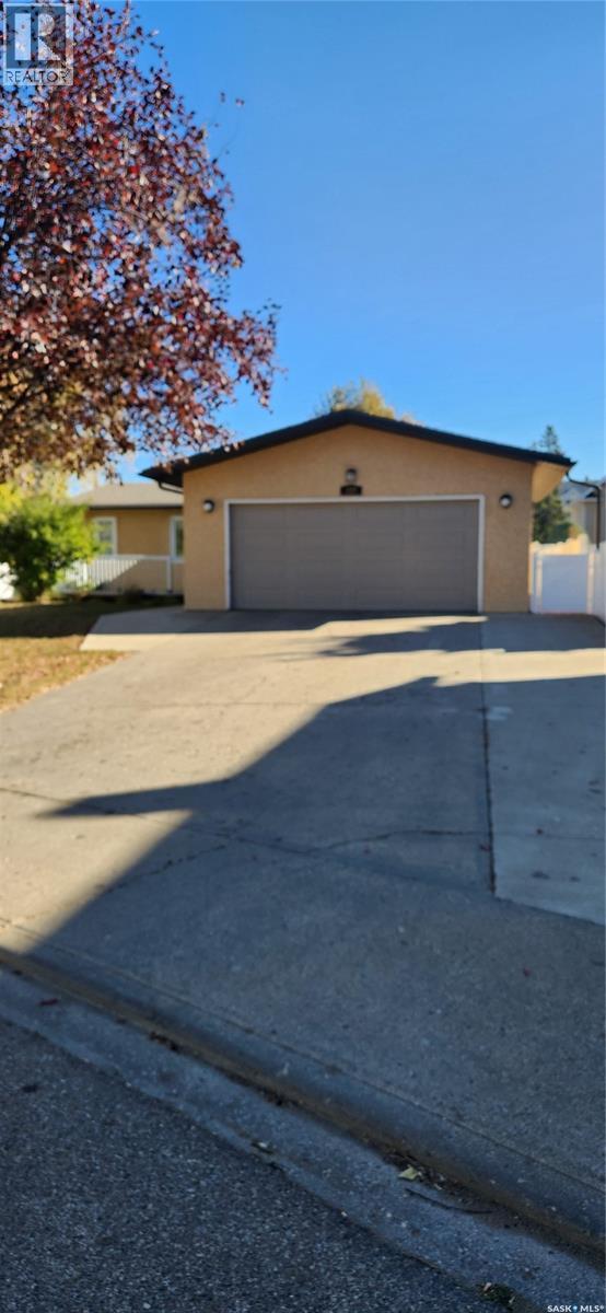 1227 2nd Avenue Nw, Moose Jaw, Saskatchewan  S6H 3R7 - Photo 2 - SK020149