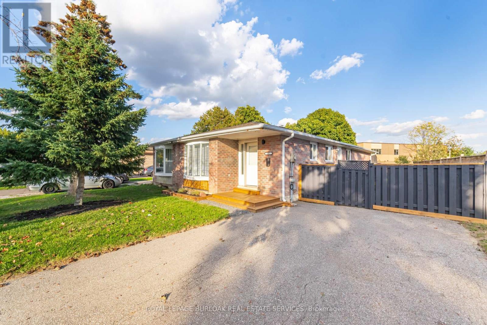 19 Juniper Crescent, Brampton, Ontario  L6S 1J9 - Photo 2 - W12449800