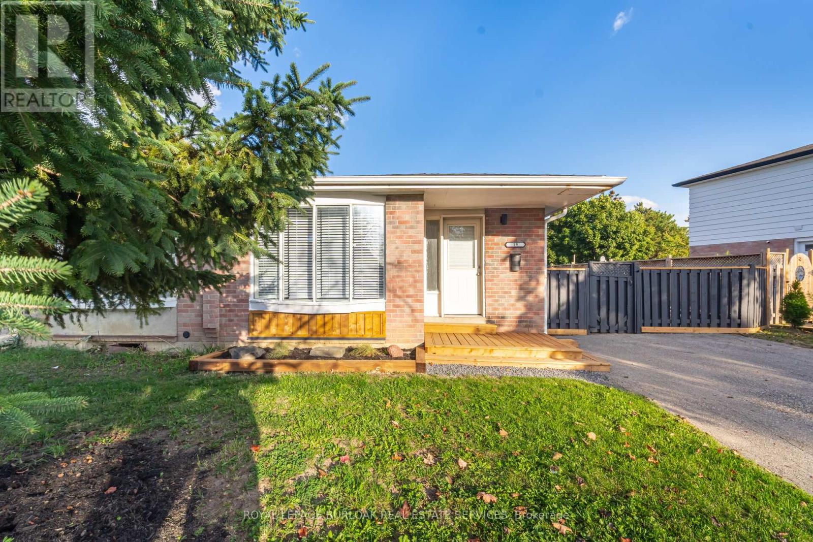 19 Juniper Crescent, Brampton, Ontario  L6S 1J9 - Photo 3 - W12449800