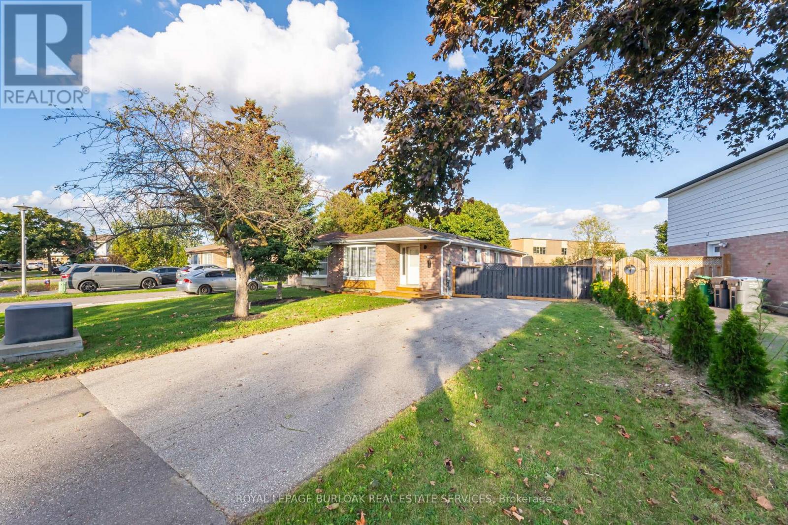 19 Juniper Crescent, Brampton, Ontario  L6S 1J9 - Photo 4 - W12449800