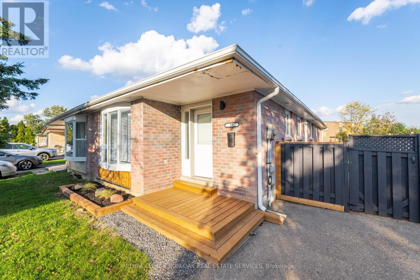 19 Juniper Crescent, Brampton, Ontario  L6S 1J9 - Photo 5 - W12449800