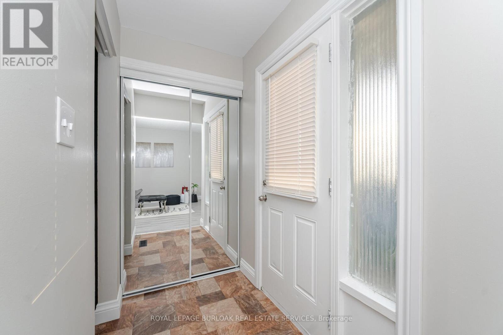 19 Juniper Crescent, Brampton, Ontario  L6S 1J9 - Photo 6 - W12449800