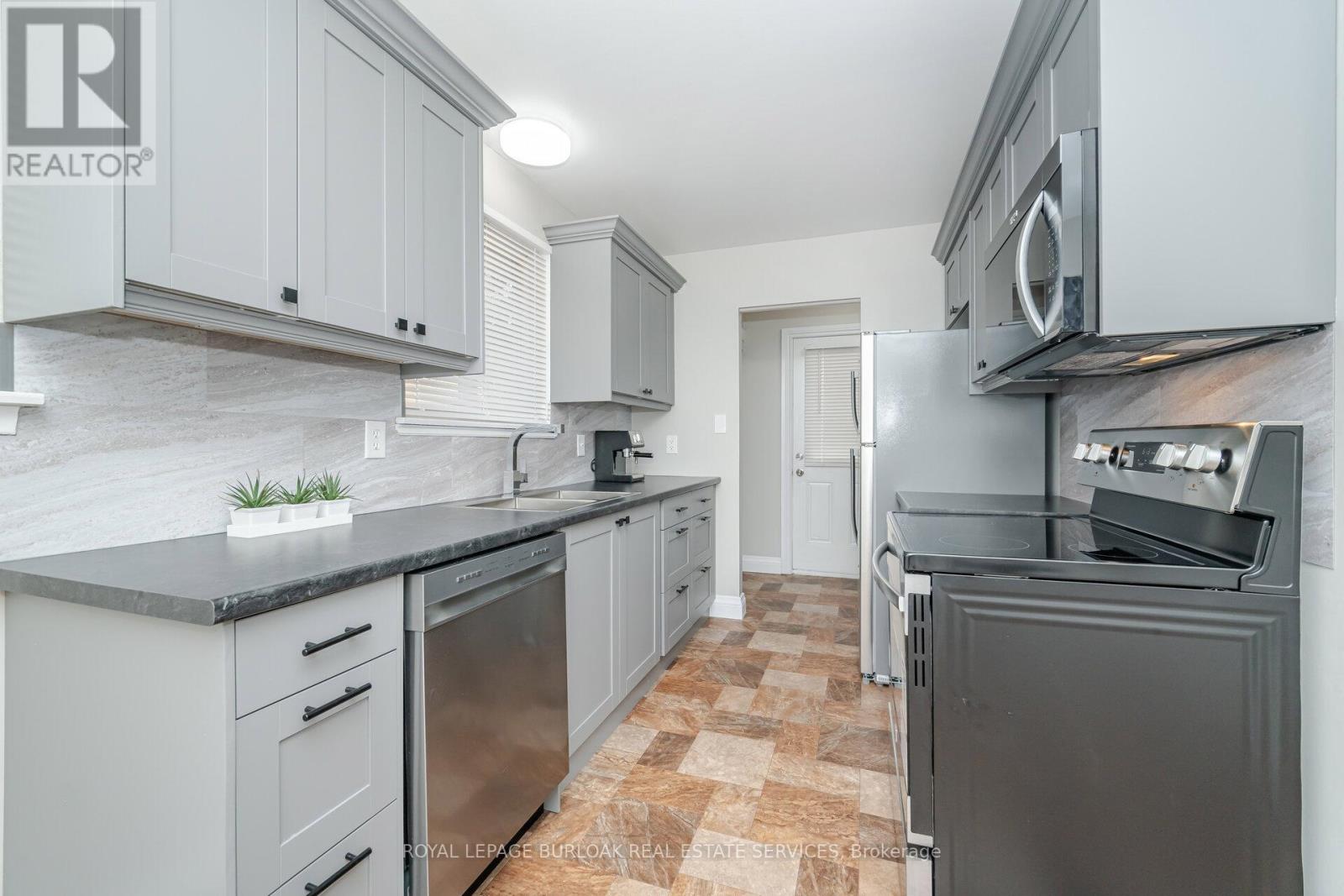 19 Juniper Crescent, Brampton, Ontario  L6S 1J9 - Photo 7 - W12449800