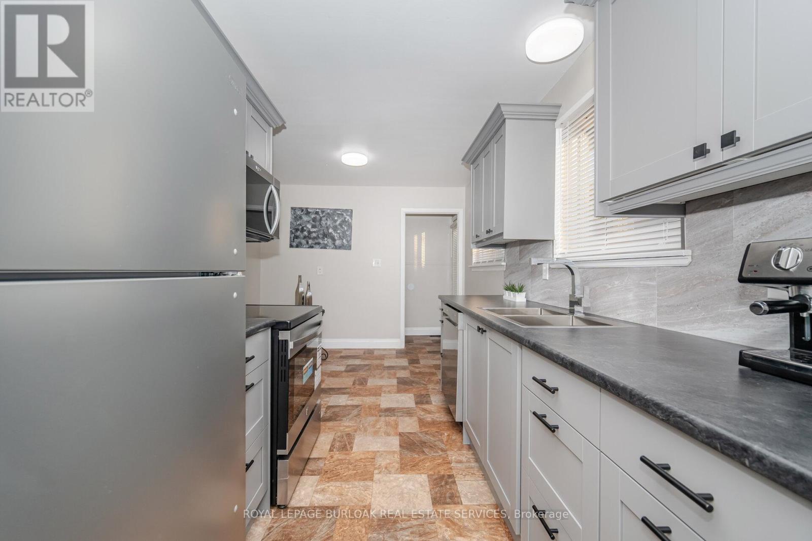 19 Juniper Crescent, Brampton, Ontario  L6S 1J9 - Photo 9 - W12449800