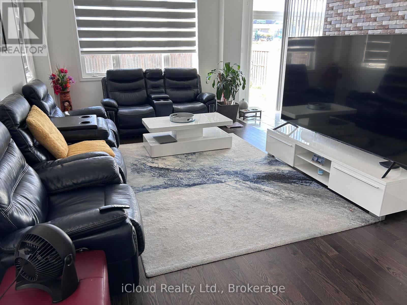 901 Tartan Court, Kitchener, Ontario  N2R 0N2 - Photo 11 - X12449788