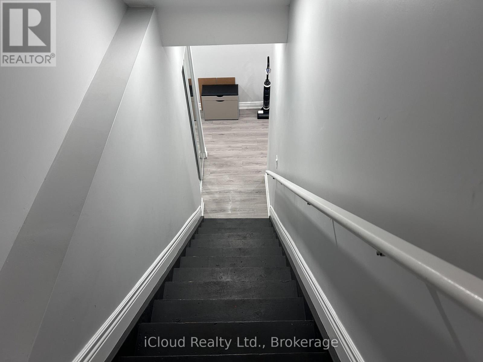 901 Tartan Court, Kitchener, Ontario  N2R 0N2 - Photo 17 - X12449788