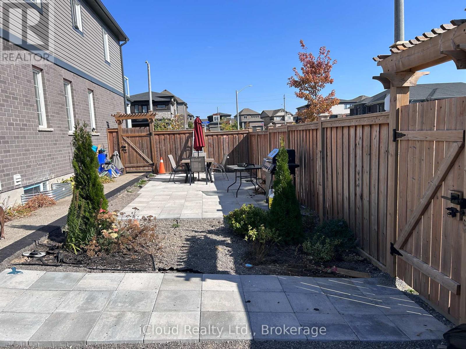 901 Tartan Court, Kitchener, Ontario  N2R 0N2 - Photo 6 - X12449788