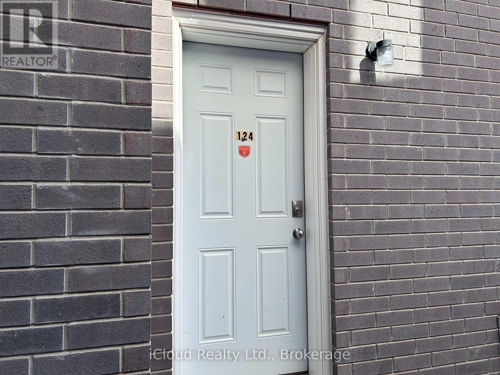 901 Tartan Court, Kitchener, Ontario  N2R 0N2 - Photo 7 - X12449788
