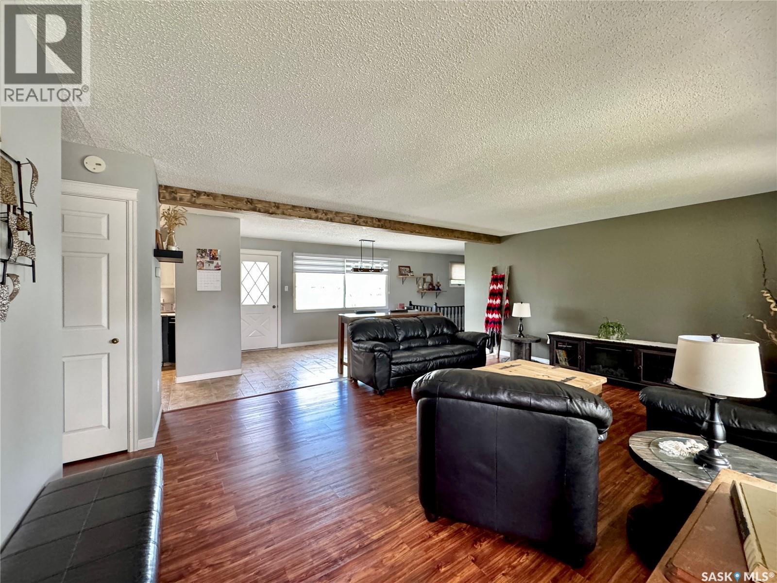 304 March Avenue E, Langenburg, Saskatchewan  S0A 2A0 - Photo 3 - SK996898