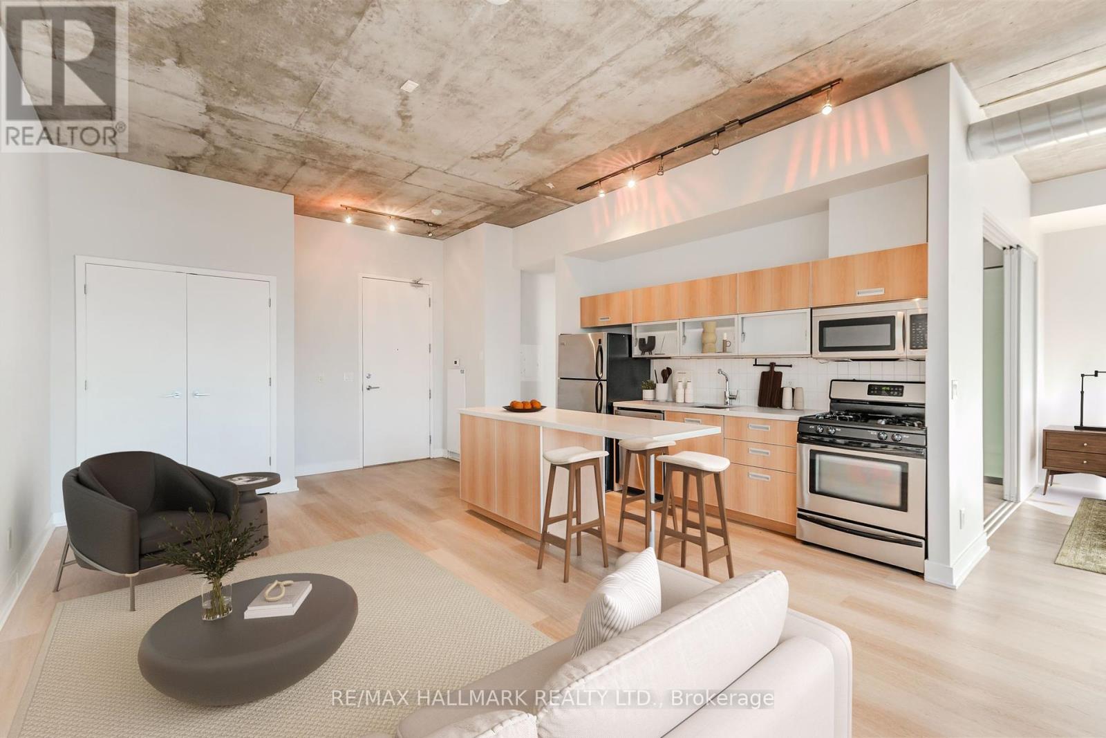 910 - 60 Bathurst Street, Toronto, Ontario  M5V 2P4 - Photo 2 - C12449985