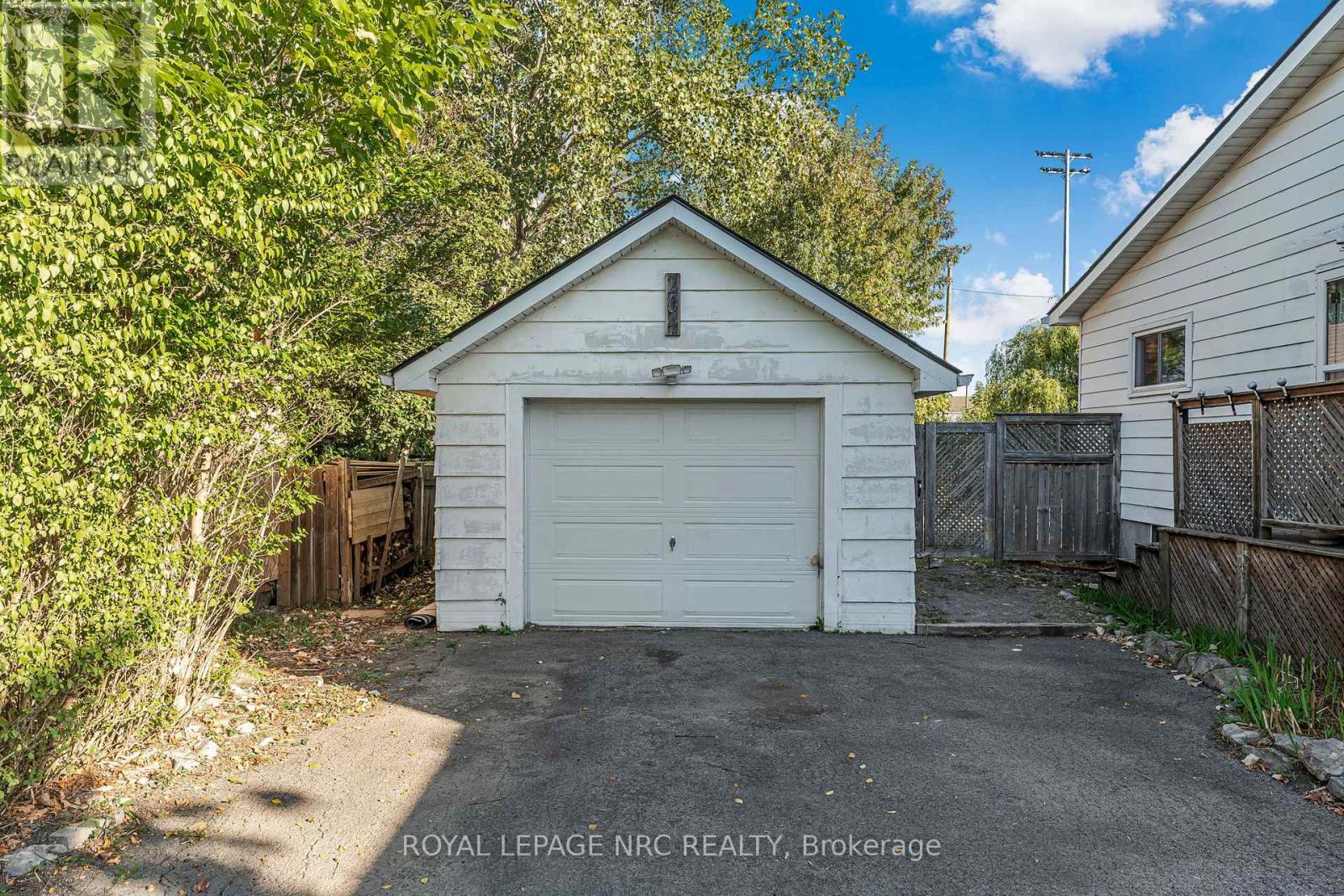 204 Gilmore Road, Fort Erie, Ontario  L2A 2M3 - Photo 5 - X12450049