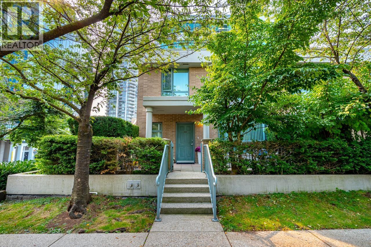 Th1 1889 Rosser Avenue, Burnaby, British Columbia  V5C 6R4 - Photo 2 - R3056188