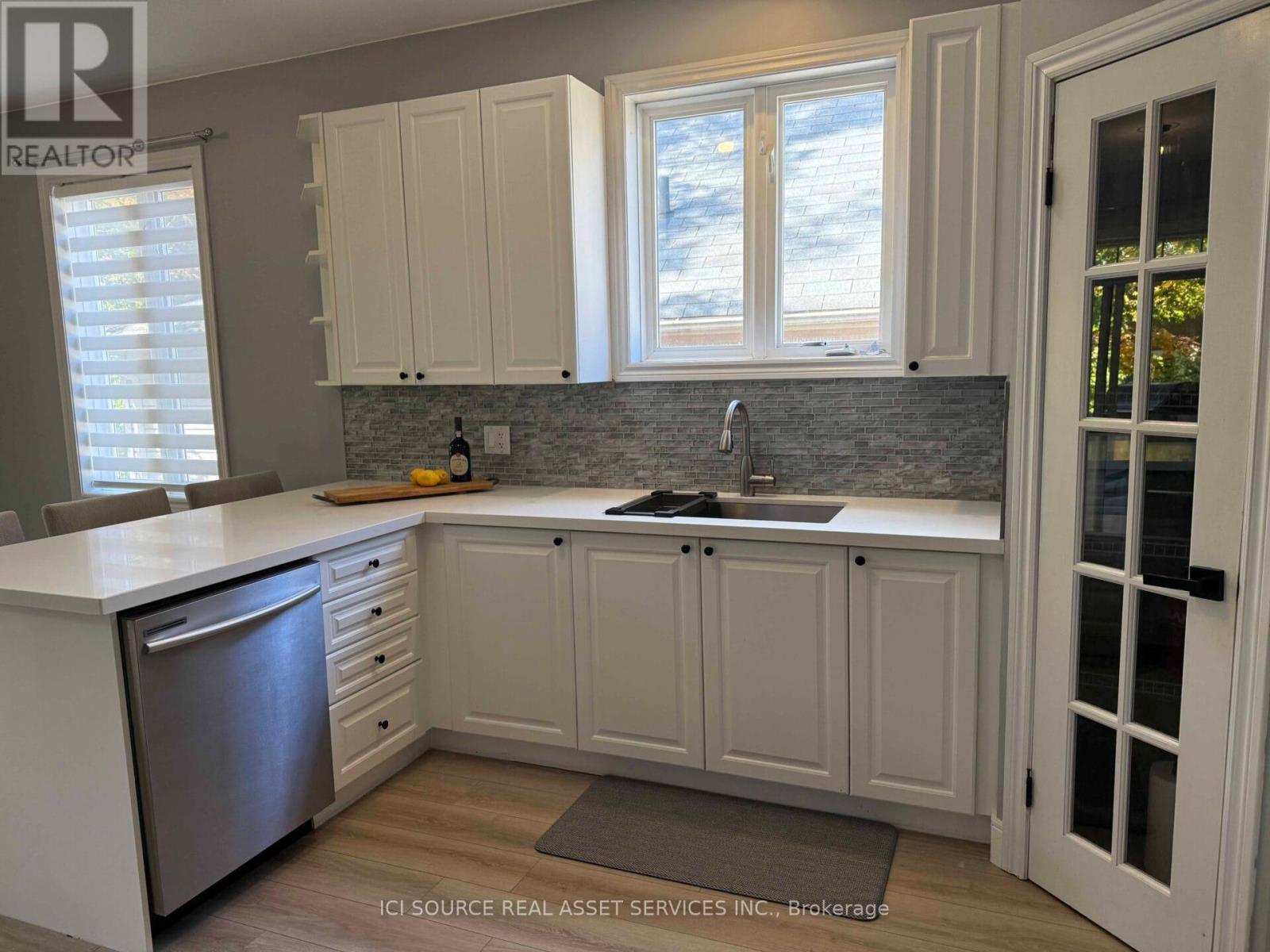 18 Oakmont Avenue, Oro-Medonte, Ontario  L0L 2L0 - Photo 2 - S12449881