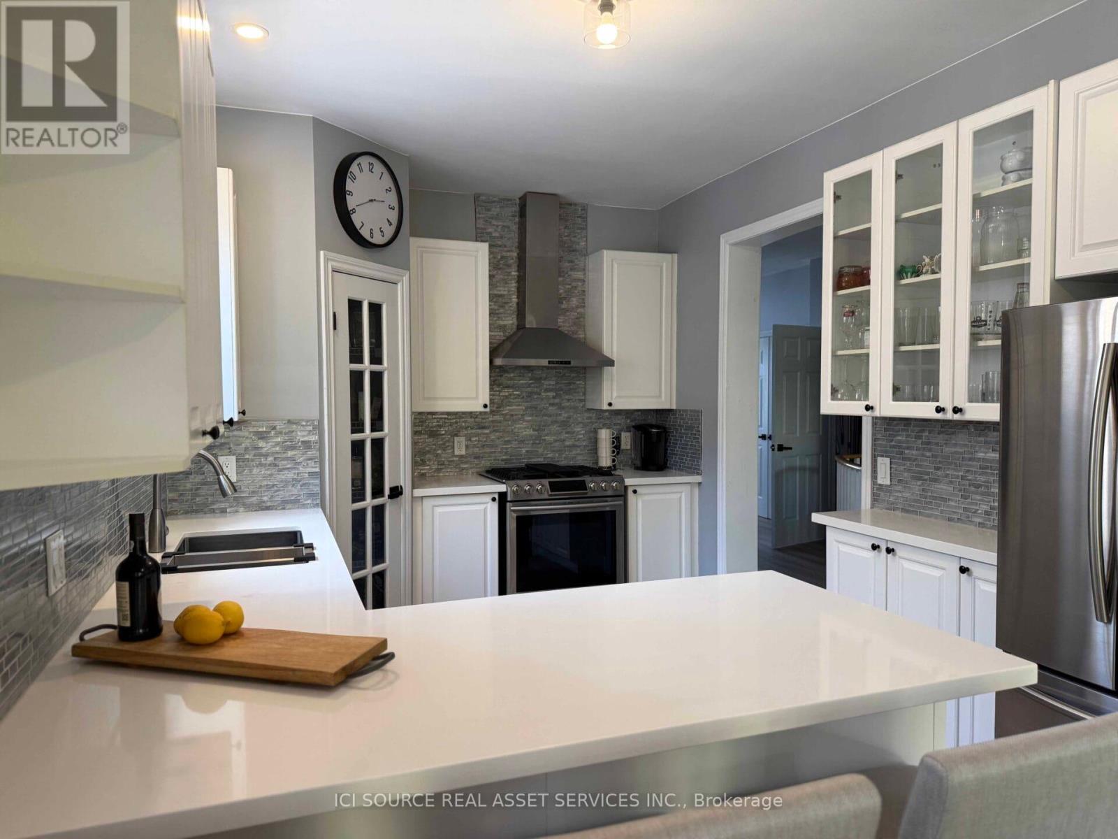 18 Oakmont Avenue, Oro-Medonte, Ontario  L0L 2L0 - Photo 7 - S12449881
