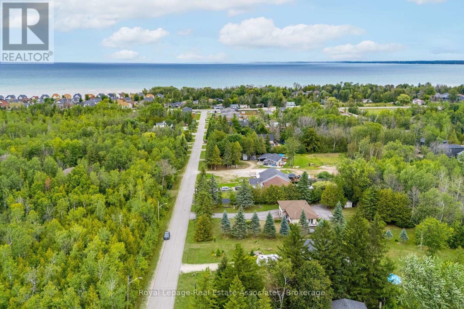 69 George Avenue, Wasaga Beach, Ontario  L9Z 2X9 - Photo 3 - S12449960