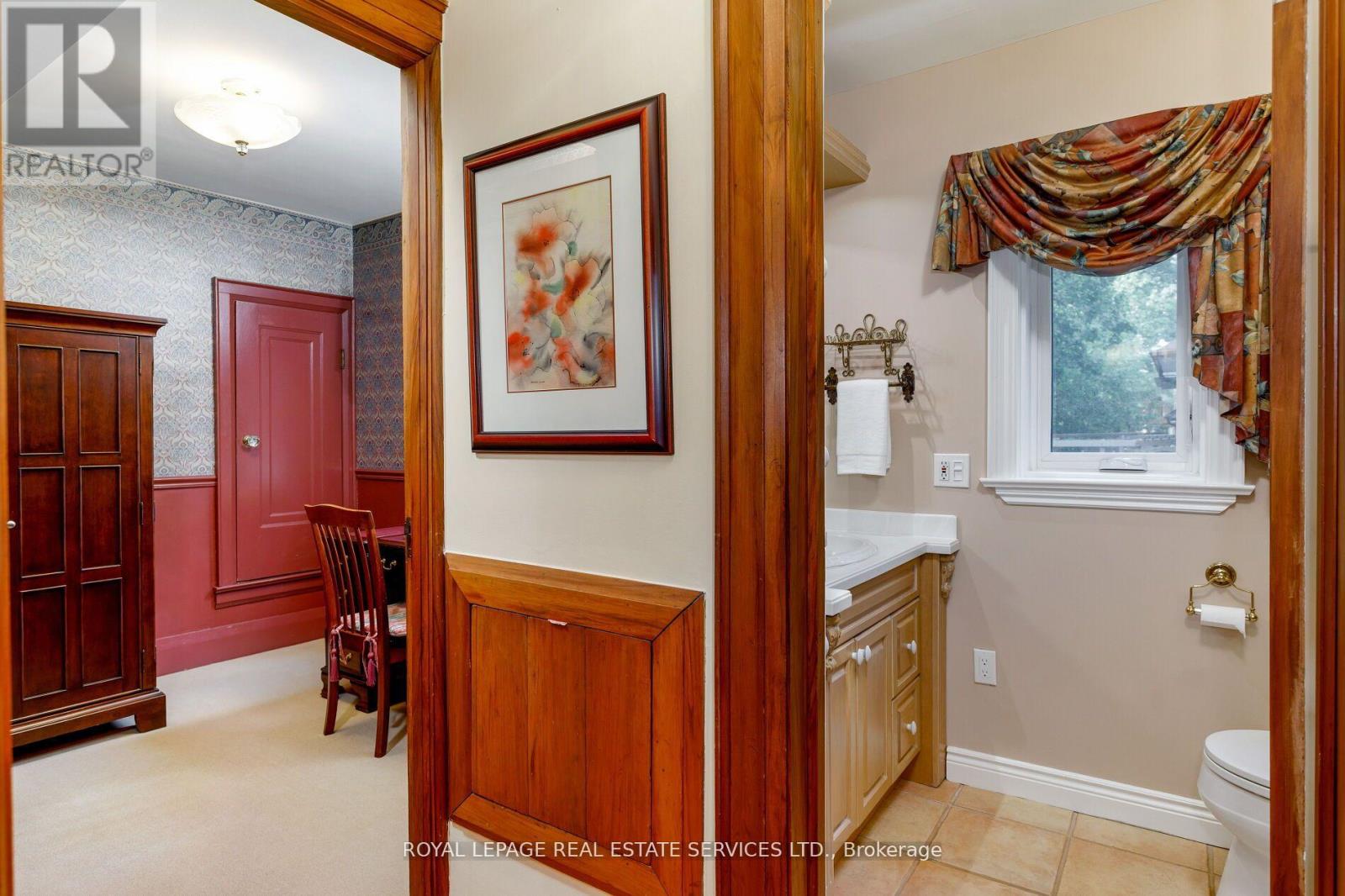 154 Humbercrest Boulevard, Toronto, Ontario  M6S 4L3 - Photo 12 - W12426607