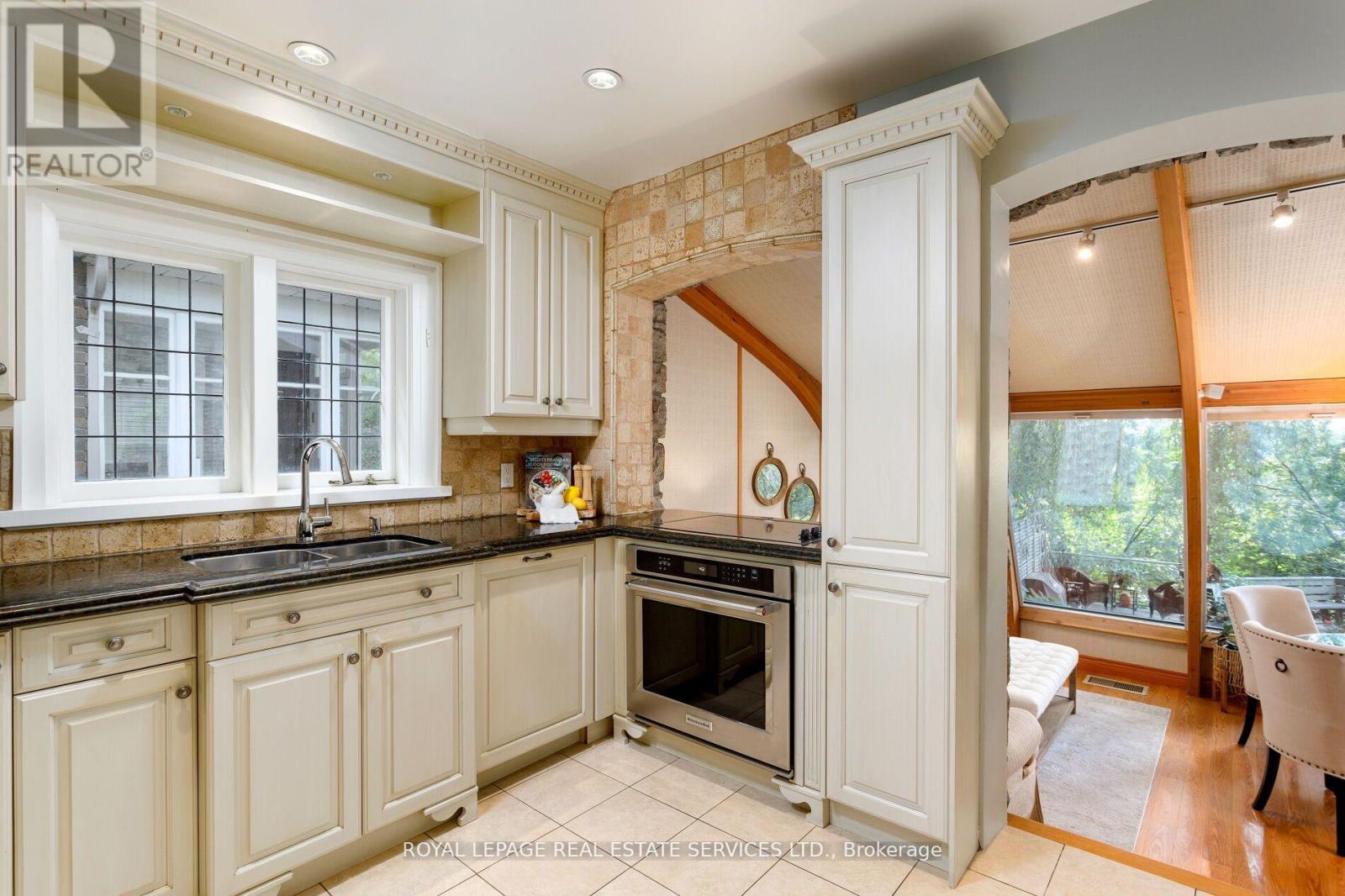 154 Humbercrest Boulevard, Toronto, Ontario  M6S 4L3 - Photo 14 - W12426607