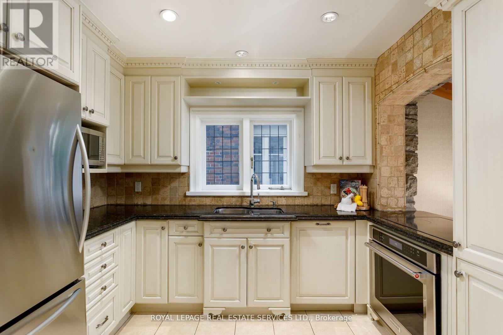 154 Humbercrest Boulevard, Toronto, Ontario  M6S 4L3 - Photo 15 - W12426607
