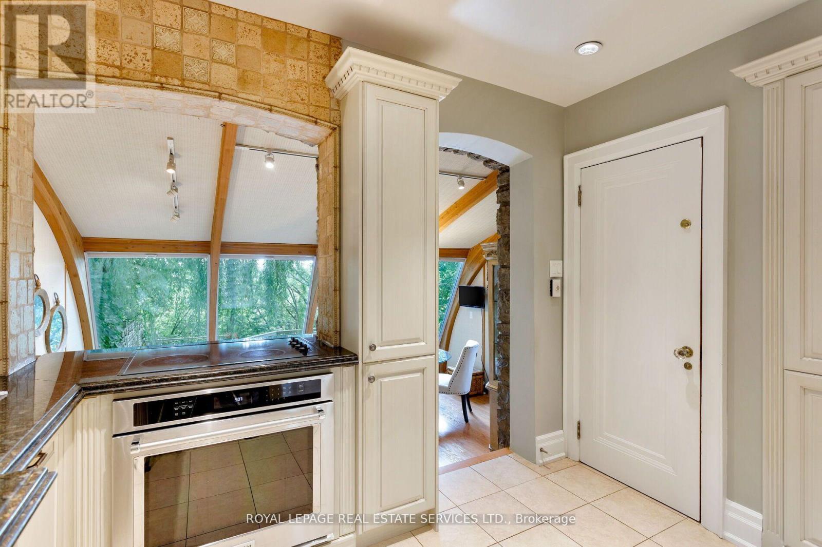 154 Humbercrest Boulevard, Toronto, Ontario  M6S 4L3 - Photo 16 - W12426607